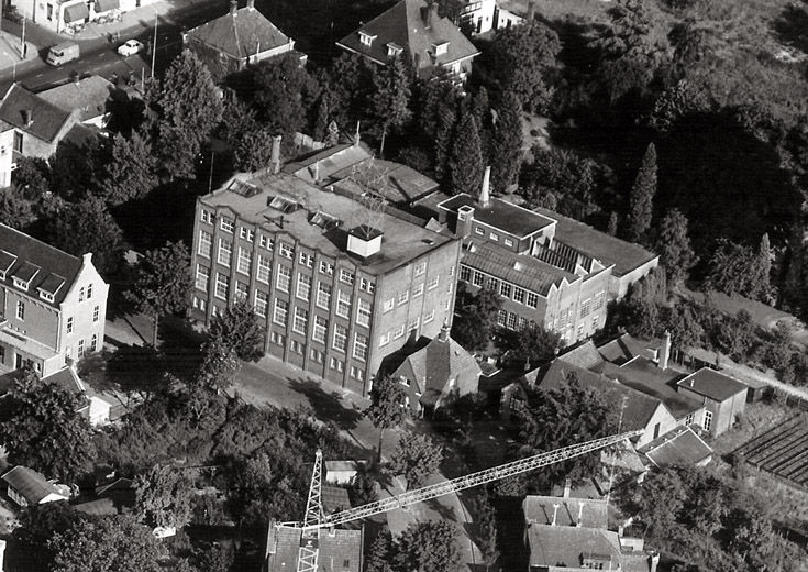 Een mooie luchtfoto van de fabriek in 1961. Aan de constructiemast op het dak heeft een grote reclame voor AIDA gehangen.