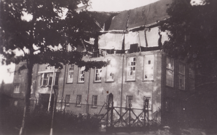 Ook de Aidafabriek van Garvelink aan de Vondellaan werd getroffen door het bombardement van 19 september 1944. De vliegtuigbom sloeg door het dak, de derde verdieping en ontplofte op de tweede verdieping op de stalen tafel van een vlakbank. Dat was een geluk bij een ongeluk. De gevel werd uit het gebouw geblazen maar het betonskelet bleef ongedeerd. Als de bom tot in de fundering was doorgedrongen, dan was de schade veel groter geweest. Toegevoegd door J.J. Garvelink on 17 September 2009