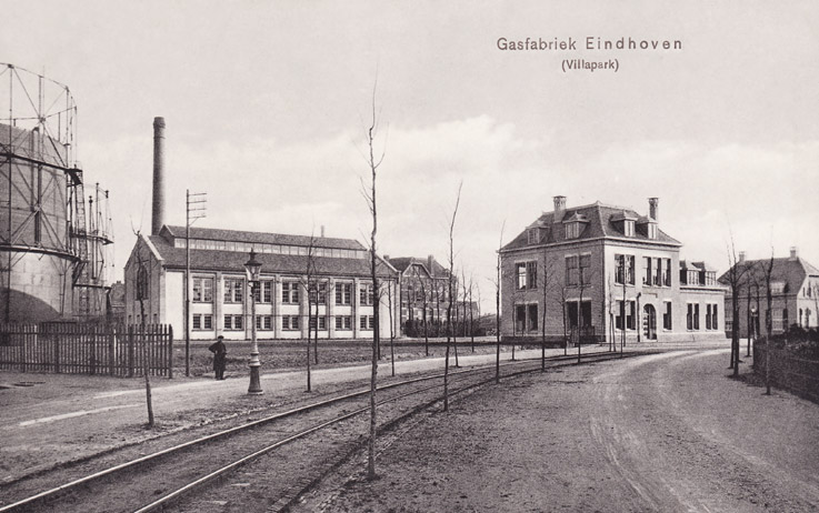 Nachtegaallaan met gasfabriek in 1913. Uit de luchtfoto Centrum en Stratum (nr 190) is duidelijk te zien dat de Nachtegaallaan in die tijd een belangrijke weg was. Hier zien we de straat met tramlijn en zicht op de gasfabriek. huisnr. 13 A. Garvelink-Raue.